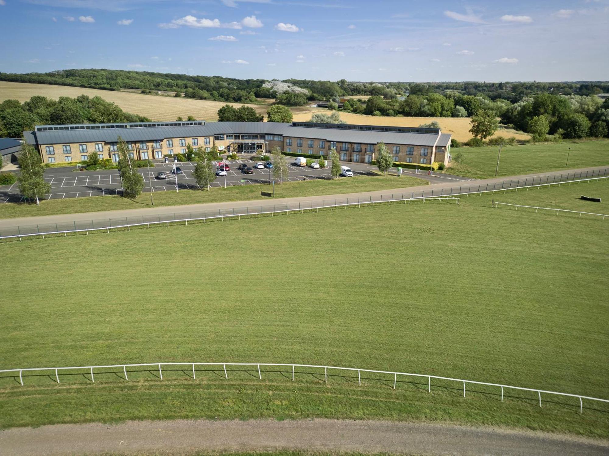 Holiday Inn Huntingdon Racecourse By Ihg Exterior foto