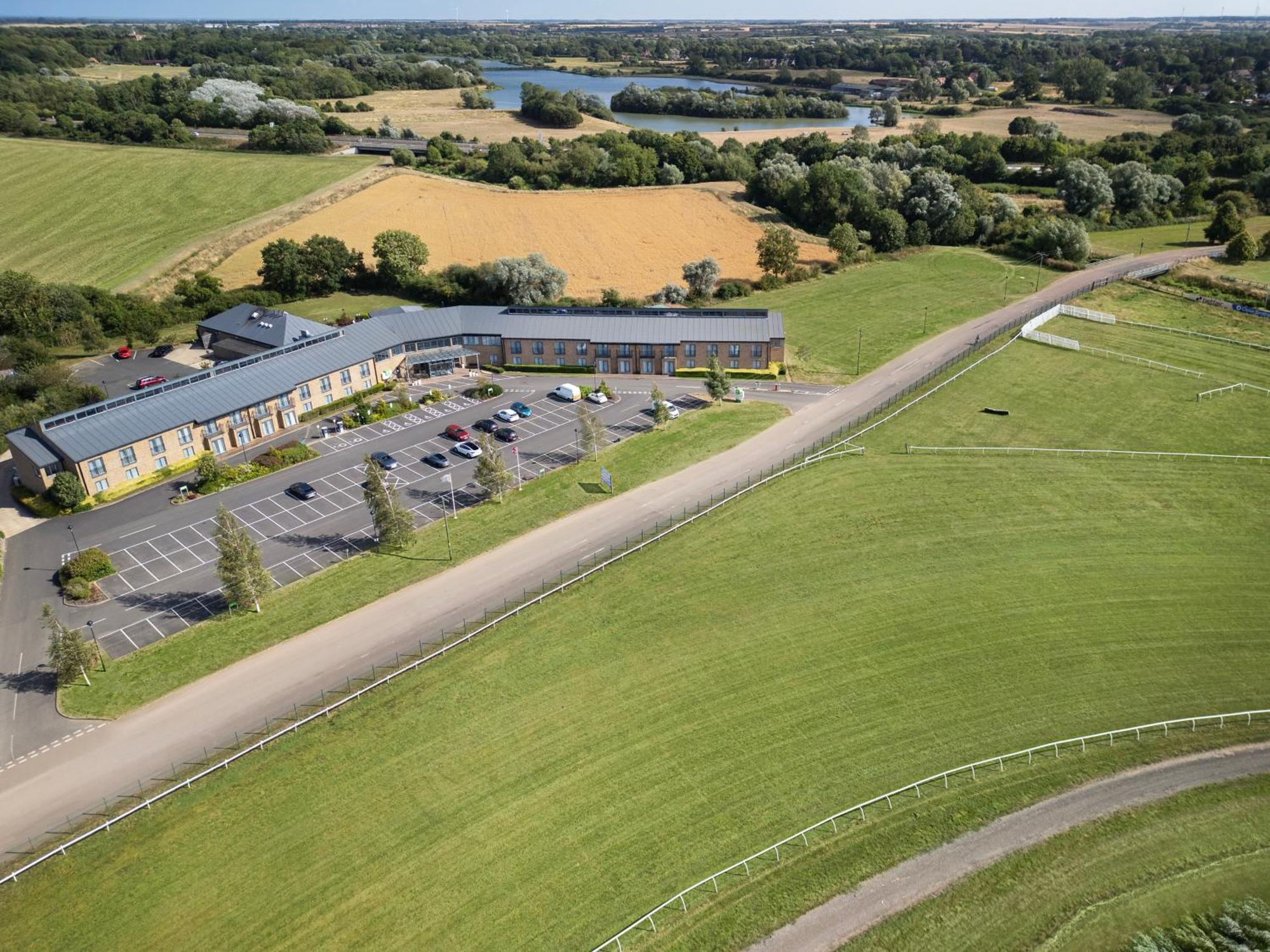 Holiday Inn Huntingdon Racecourse By Ihg Exterior foto